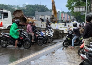 Penutupan Jembatan Cikereteg Berkah Tersendiri Bagi Tukang Ojek