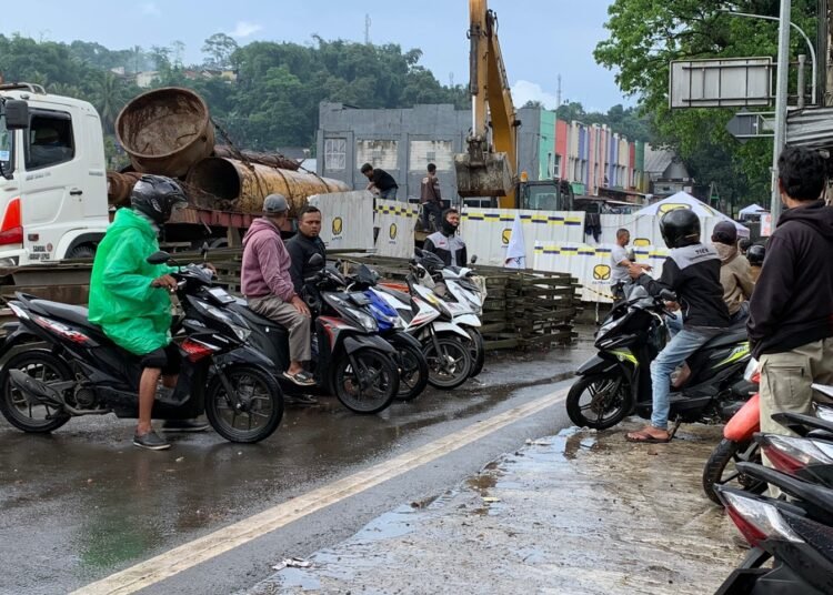 Penutupan Jembatan Cikereteg Berkah Tersendiri Bagi Tukang Ojek