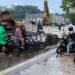 Penutupan Jembatan Cikereteg Berkah Tersendiri Bagi Tukang Ojek