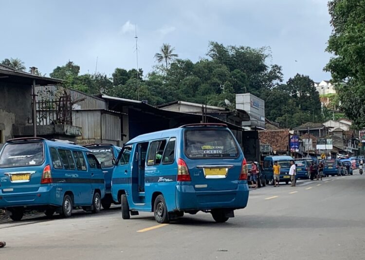 Imbas Penutupan Jembatan Cikereteg, Trayek Angkot Bogor-Sukabumi Terpecah Dua