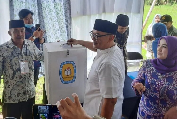 Pilkades Serentak, Iwan Setiawan Salurkan Hak Suara Di Desa Leuwimalang