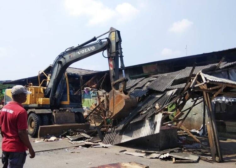 Lapak Pedagang Pasar Jambu Dua Dibongkar