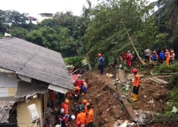 Tim SAR Lakukan Pencarian 4 Korban Yang Masih Tertimbun Longsor di Empang