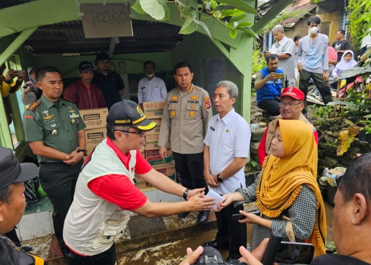 Prihatin, Wakil Ketua dan Anggota DPRD Kota Bogor Gerak Cepat Bantu Dapur Umum di Lokasi Longsor Empang