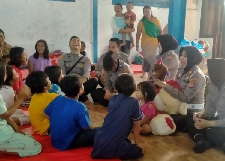 Polwan Kota Bogor Beri Trauma Healing untuk Anak-anak Korban Longsor