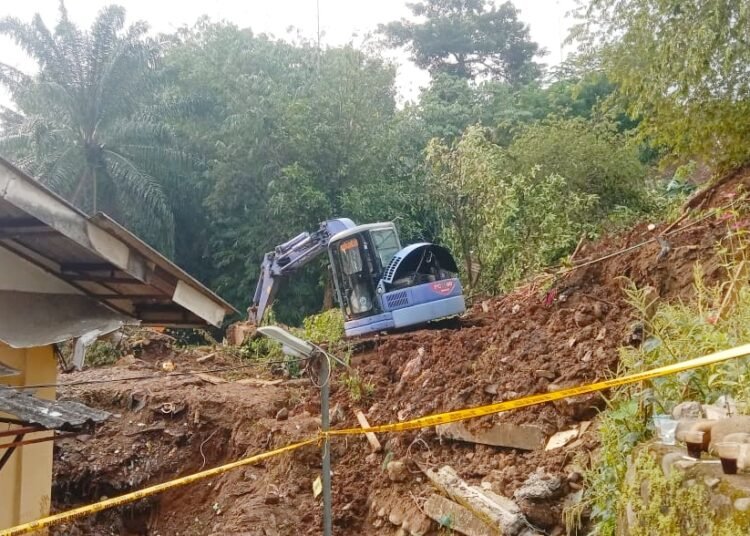 Hari ke-2 Pencarian Pasca Longsor, Tim SAR Turunkan Beko