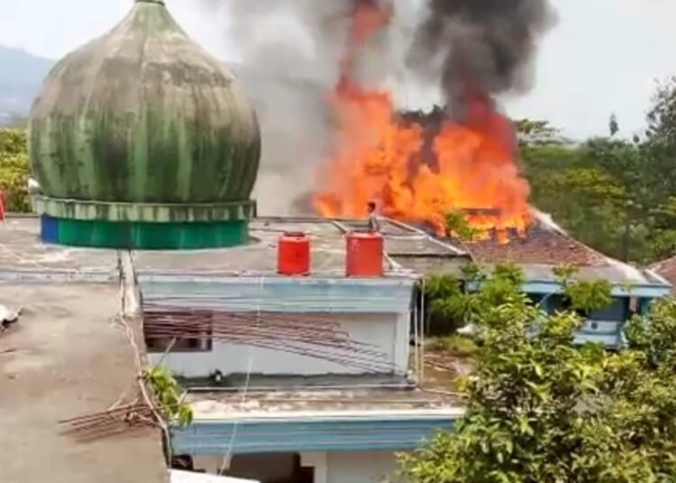 Diduga Arus Pendek Listrik, Pondok Pesantren Nurul Hidayah Tahtasama Leuwisadeng Terbakar