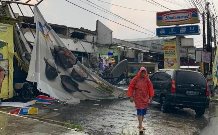 Akibat Hujan Disertai Angin Kencang, Sebuah Baliho Menimpa Atap Minimarket Di Cibinong