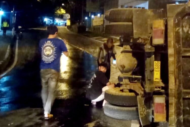 Truk Terguling di Jalan Lawang Gintung Akibat Tumpahan Solar