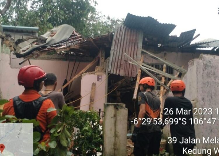 Satu Rumah Warga di Bojong Gede Ambruk Diterjang Angin Kecang