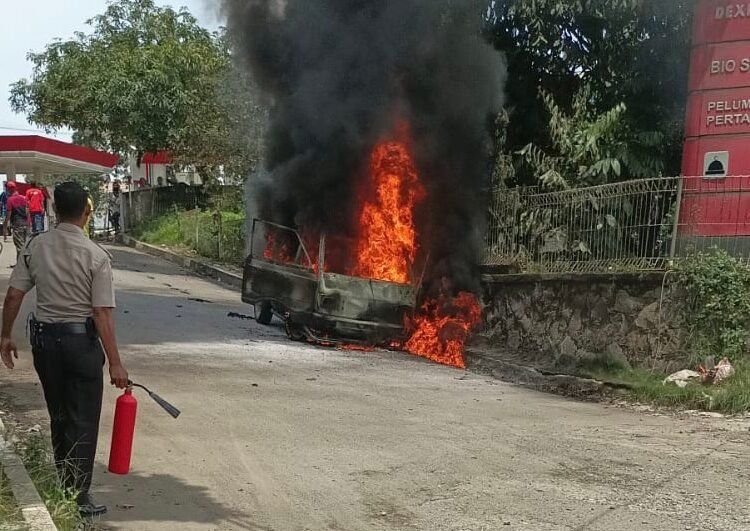Mobil Pikap Terbakar di Jonggol