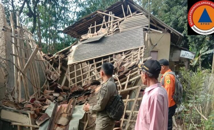 Satu Rumah Warga di Leuwiliang Ambruk Diterjang Angin Kencang