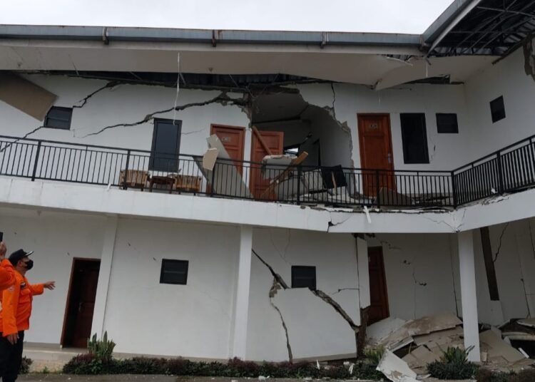 Akibat Pergeseran Tanah, Sebuah Villa di Sukamakmur Ambruk