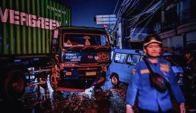 Tabrakan Dengan Kontener Sopir Angkot Luka Berat Terjepit Di Ruang Kemudi