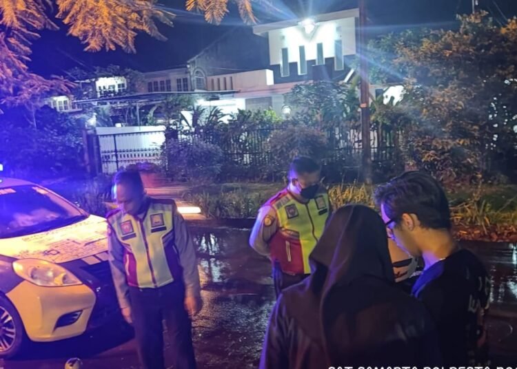 Polisi dan pemilik kendaraan usai mengagalkan pencurian kendaraan bermotor di Taman Heulang