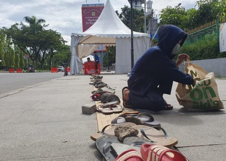 Warga Tandai Antrean Takjil dengan Sandal