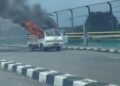 Mobil Pikap yang terbakar di Jembatan Layang Ceger