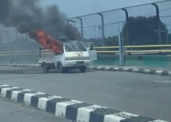 Mobil Pikap yang terbakar di Jembatan Layang Ceger