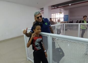 Muhamad Vito Nilam Wijaya saat berfoto dengan Ciro Alves