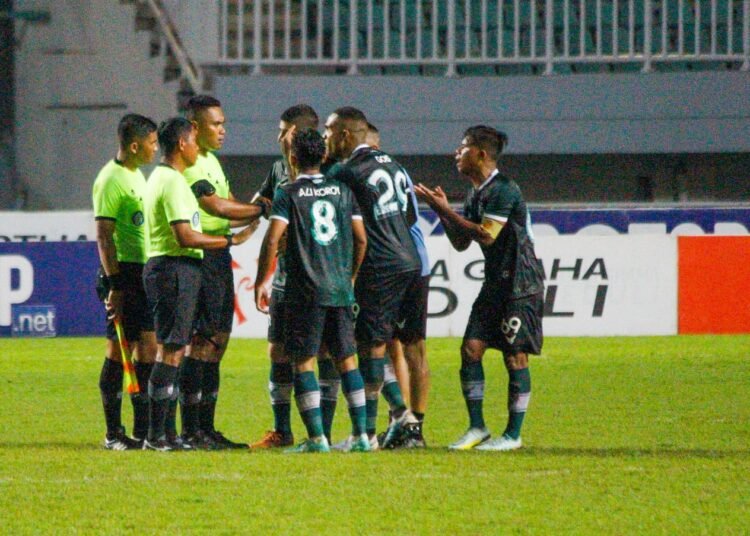 Para pemain Persikabo 1973 memprotes wasit usai berikan pinalti ke PSM Makassar.