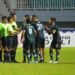 Para pemain Persikabo 1973 memprotes wasit usai berikan pinalti ke PSM Makassar.