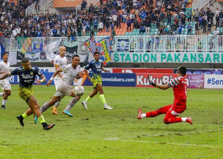 Pemain Persib Bandung Ciro Alves saat berhadapan dengan Kiper Dewa United