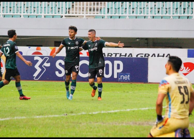 Pemain Persikabo 1973 Bruno Dybal melakulam selebrasi usai mencetak gol.