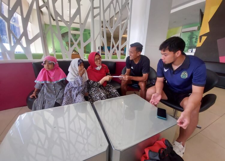 Pemain Persikabo 1973 Diky Indriyana (Kanan) dan Gilang Ginarsa (Kedua dari Kanan) saat memberikan santunan