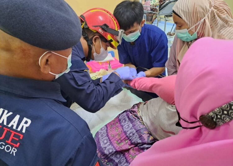 Petugas Damkar Bogor Evakuasi Cincin dari Jari Warga di RS Dompet Dhuafa