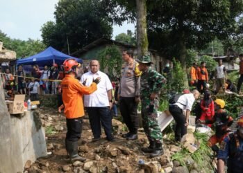 Pimpinan DPRD Kota Bogor saat mengunjungi lokasi bencana di Kelurahan Empang, Kota Bogor.
