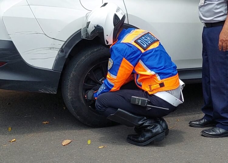 Parkir Sembarangan di Jl. Arsitek F. Silaban Bikin Macet, Petugas Dishub Lakukan Gembos Ban