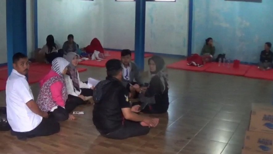 Puluhan Warga Terdampak Longsor Di Empang Diungsikan Ke Masjid Sekolah ...