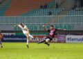 Striker Dewa United Majed Osman melepaskan tendangan saat Melawan Rans Nusantara FC