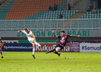 Striker Dewa United Majed Osman melepaskan tendangan saat Melawan Rans Nusantara FC