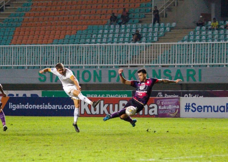 Striker Dewa United Majed Osman melepaskan tendangan saat Melawan Rans Nusantara FC