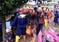 Tim SAR Gabungan mengevakuasi korban longsor di Empang Bogor