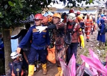Tim SAR Gabungan mengevakuasi korban longsor di Empang Bogor