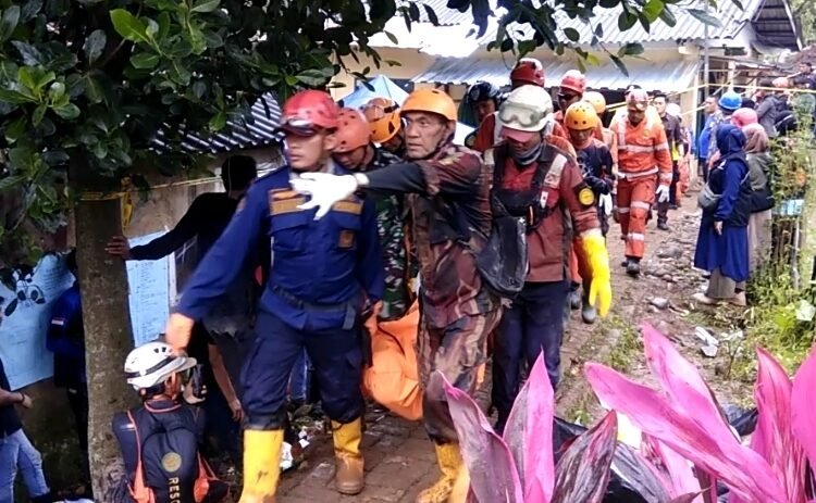 Tim SAR Gabungan mengevakuasi korban longsor di Empang Bogor