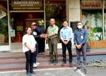 Bertekad Hijaukan Puncak, Taman Safari Indonesia Bagikan Bibit Tanaman dan Pupuk Kompos ke SMPN 2 Cisarua