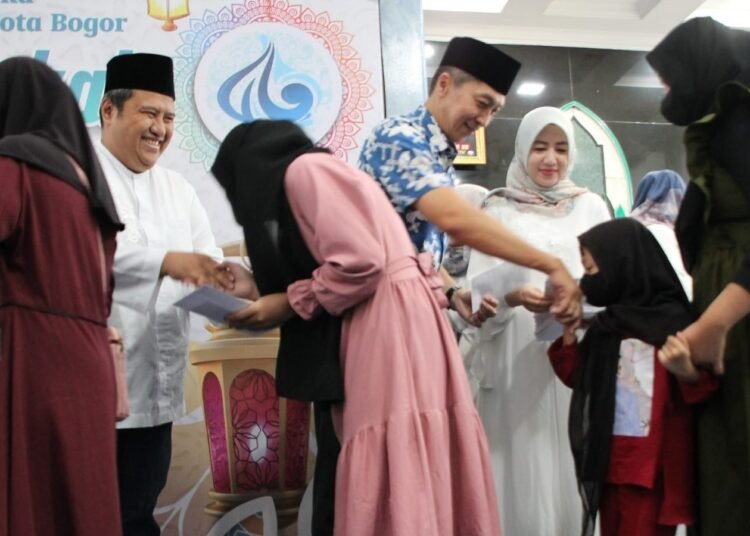 Dirut Perumda Tirta Pakuan, Rino Andira dan Wakil Wali Kota Bogor, Dedie A Rachim saat memberikan santunan yatim