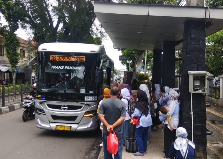 BisKita Trans Pakuan saat berhenti di salah satu halte untuk mengangkut penumpang.
