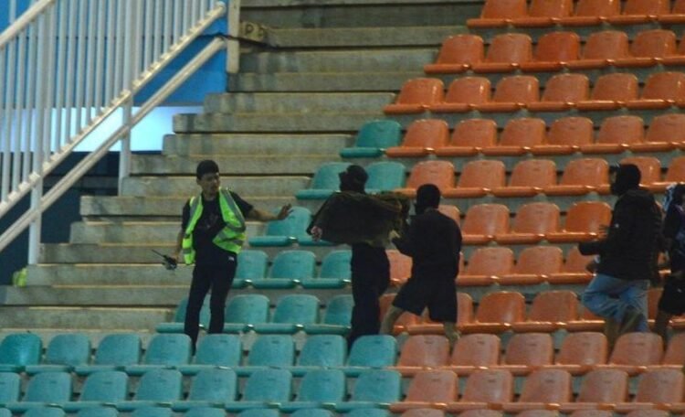 Steward Jadi Korban Kerusuhan Supporter di Stadion Pakansari
