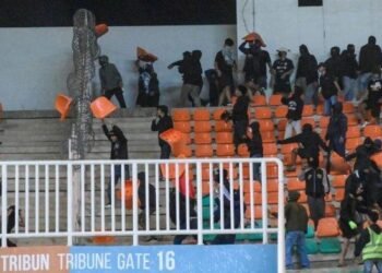 Kerusakan Stadion Pakansari yang diakibatkan oleh kericuhan supporter