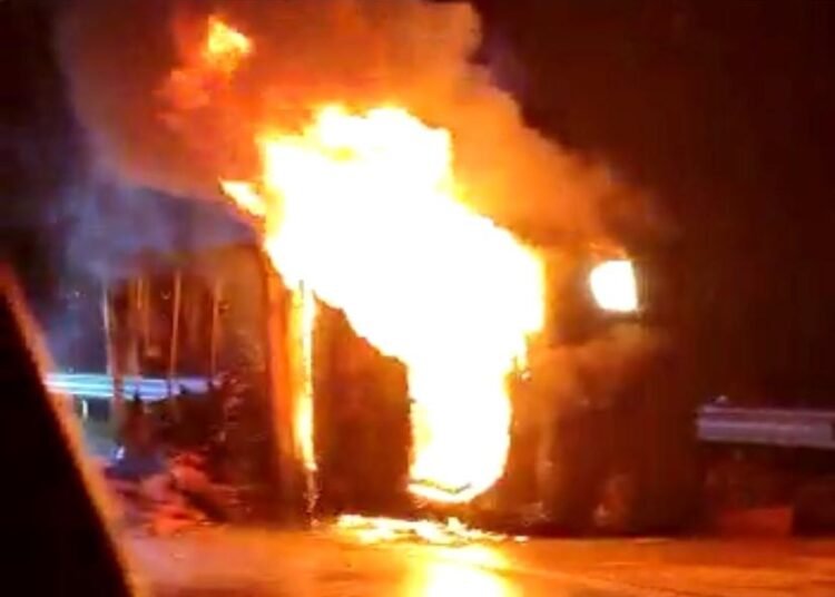 Mobil Box terbakar di Tol Jagorawi, Kamis 6 April 2023 malam.