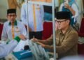 Wali Kota Bogor, Bima Arya Sugiarto saat memberi Penyaluran Zakat melalui Baznas Kota Bogor