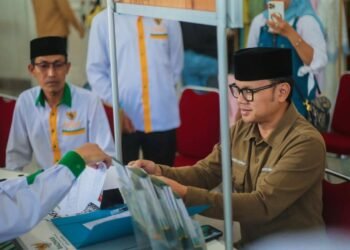 Wali Kota Bogor, Bima Arya Sugiarto saat memberi Penyaluran Zakat melalui Baznas Kota Bogor