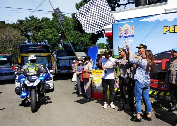 Polresta Bogor Kota Berangkatkan Ratusan Warga Mudik Gratis