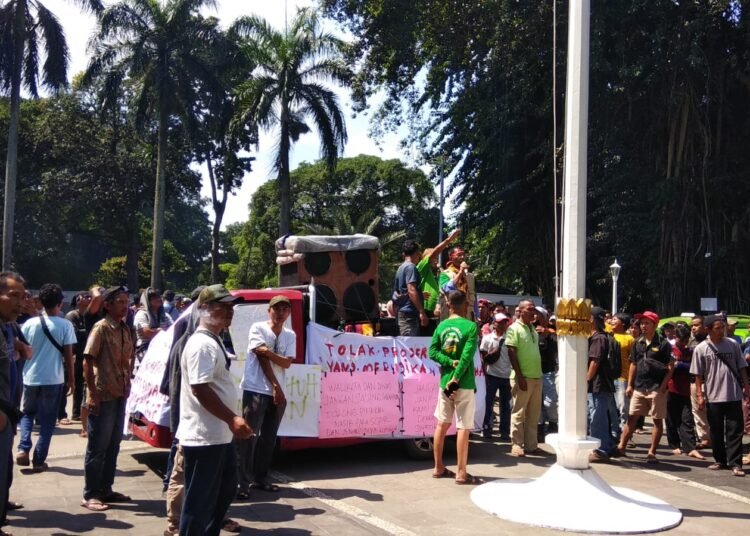Ratusan Sopir angkot yang menyampaikan aksi gelar pendapatnya di telar Balai Kota Bogor, Senin 17 April 2023.