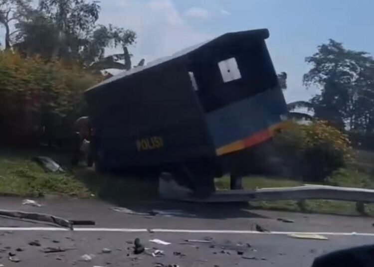 Truk Muatan Ayam Tabrak Truk Polisi di Tol Jagorawi