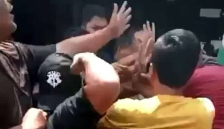 Aksi Pemukulan saat Sopir Angkot Kota Bogor demo di kantor Dishub.